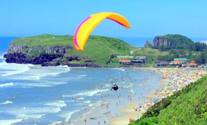 Kitnet S2 Em Torres-Rs - Na Mais Bela Praia Gaucha - Cozinha - Banheiro - Ar Condicionado - Tv Smart 32' - Wi-Fi - Estacionamento - Anfitria Superhost No Bnb Zewnętrze zdjęcie