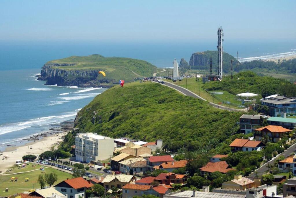 Kitnet S2 Em Torres-Rs - Na Mais Bela Praia Gaucha - Cozinha - Banheiro - Ar Condicionado - Tv Smart 32' - Wi-Fi - Estacionamento - Anfitria Superhost No Bnb Zewnętrze zdjęcie
